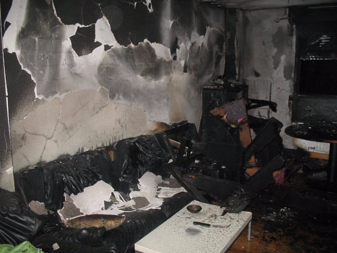 El fuego ha destruido el mobiliario del salón
