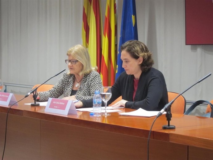 La alcaldesa Ada Colau y la vicedecana del Icab Rosa Maria Barberà
