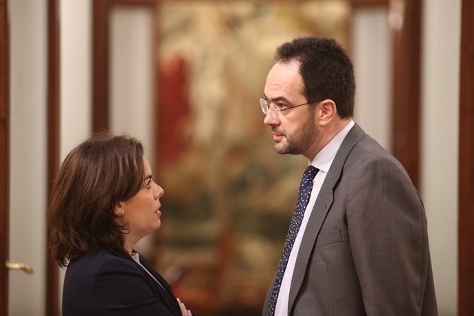 Soraya Sáenz de Santamaría y Antonio Hernando hablando en el Congreso