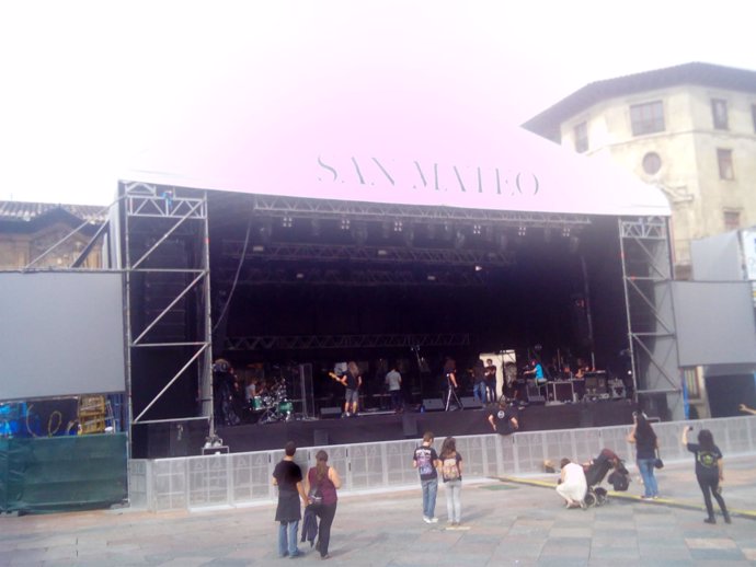 Escenario de conciertos en la Plaza de la Catedral en San Mateo 