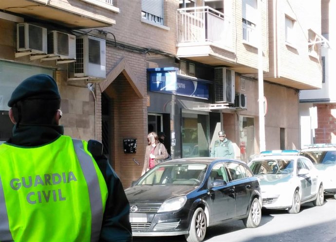 Un agente de la Guardia Civil, frente a la Correduría