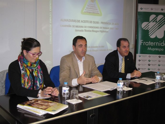 De la Torre (c) inaugura una jornada sobre prevención de riesgos en almazaras.