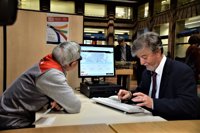 El alcalde tilda de "absurdo" que se pueda suplantar el voto en la consulta del tranvía