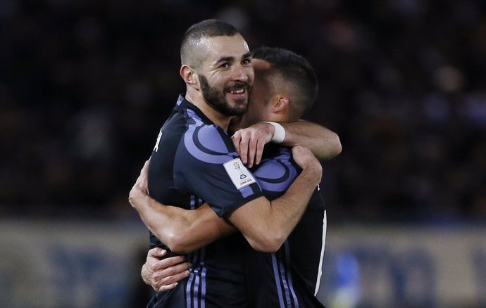 Benzema abraza a Lucas Vázquez (Real Madrid)