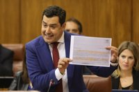 Moreno critica el "pucherazo" del PSOE-A en la Mesa y Díaz le acusa de "gamberrismo institucional"