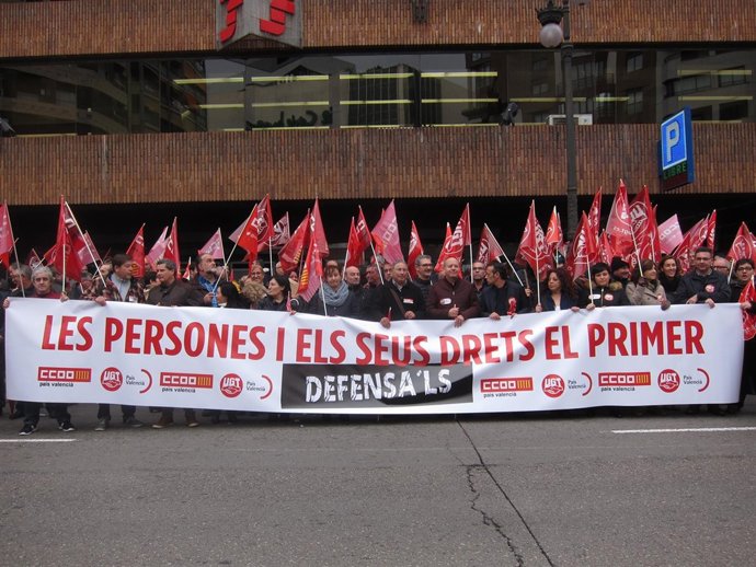 UGT y CCOO se concentran por los derechos