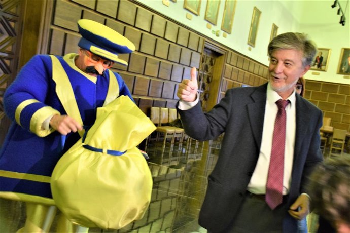 El alcalde Pedro Santisteve, entregando este jueves su carta a los Reyes Magos.
