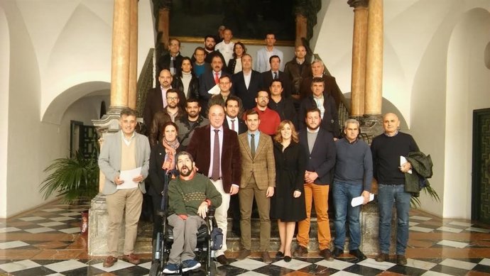 Ruiz y Torralbo (centro), junto a beneficiarios de los convenios