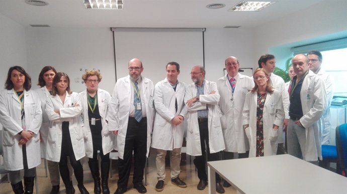 Equipo médico involucrado en la cirugía microscópica en Granada