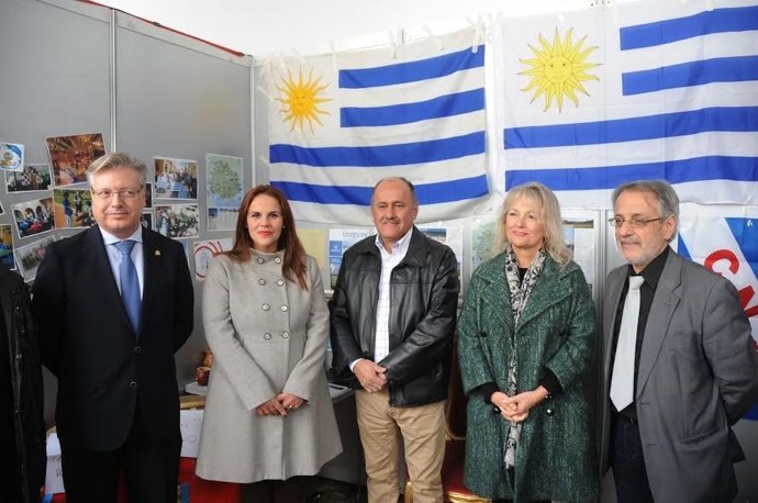 Barbero (izda.) y otras autoridades visitan el estand de Uruguay