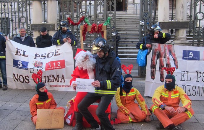 Protesta de los bomberos del Sepa ante la Junta General.