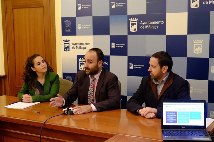 El concejal Mario Cortés en la presentación de las herramientas.