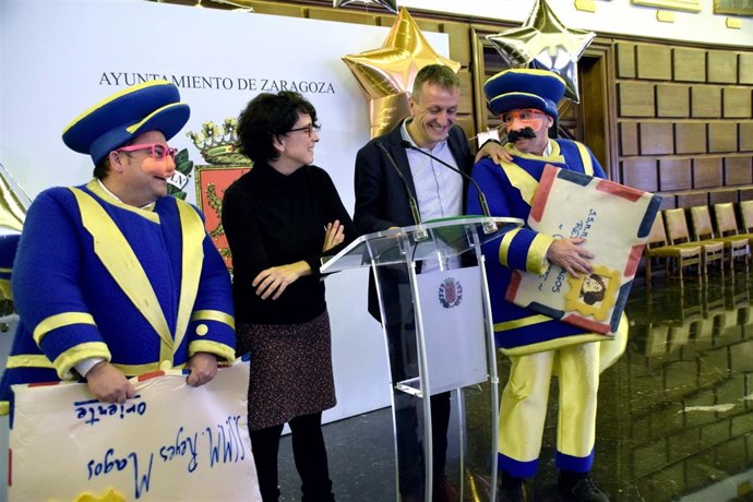 Rivarés y Giner, junto a dos de los carteros reales, este jueves. 