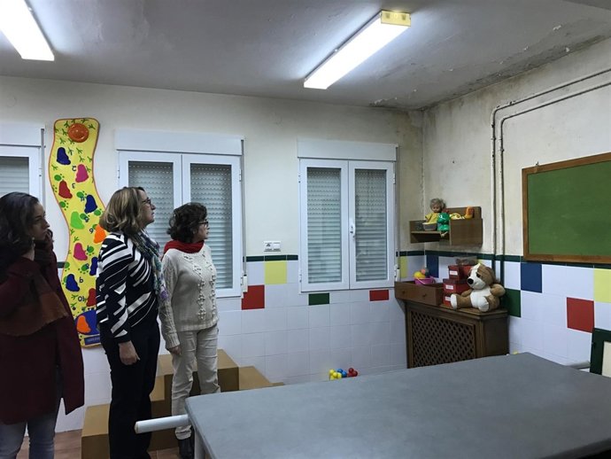 Gámez, Lorite y Arenas observan las humedades en un aula de la guardería.