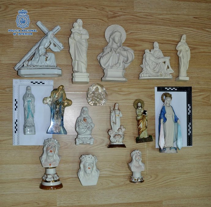 Figuras de temática religiosa recuperadas en Ribeira (A Coruña).