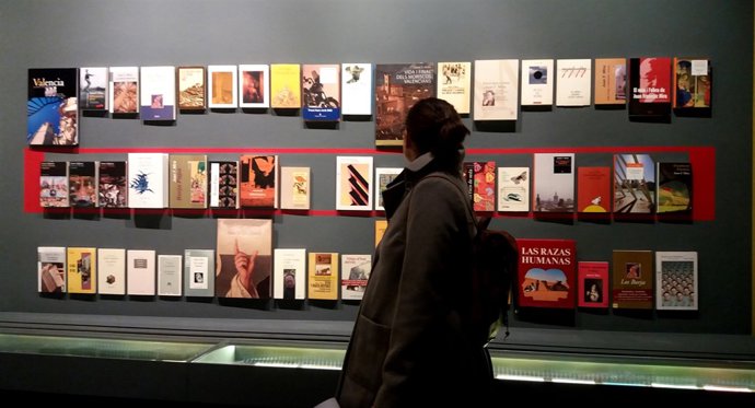 Una espectadora en la exposición sobre Joan Francesc Mira