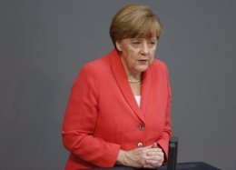 La canciller alemana, Angela Merkel, frente al Parlamento en Berlín