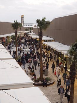 Miles de personas han visitado el outlet de Viladecans tras su apertura