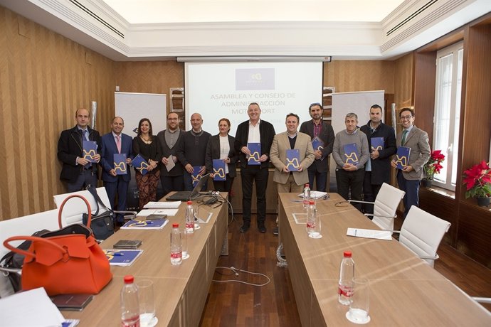 Representantes de Motrilport con Álvarez de la Chica en el centro