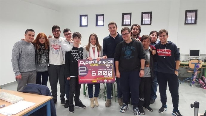 Ruiz (centro), durante su visita al IES Fidiana