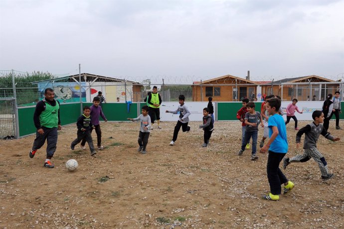 Un grupo de niños juega en un campo de inmigrantes en Diavata, Grecia. 