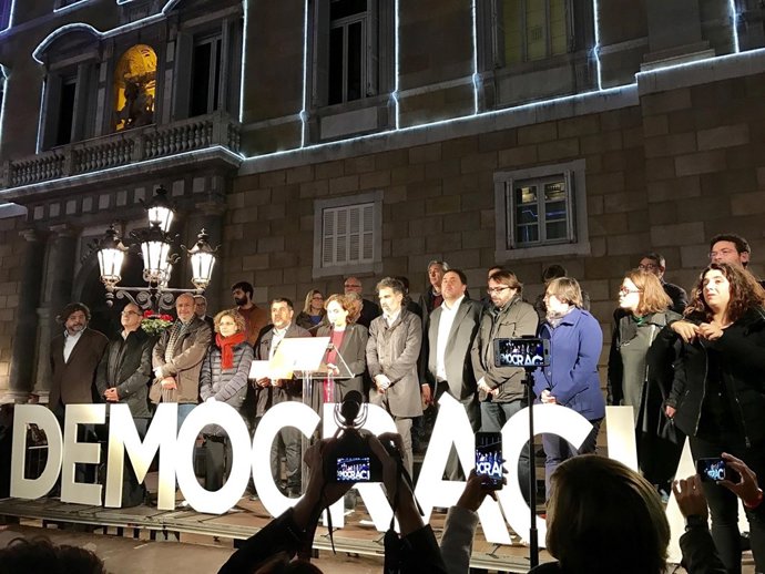 Ada Colau, Oriol Junqueras y otros políticos en el acto de apoyo a Forcadell