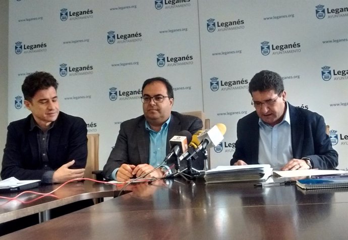 El alcalde de Leganés, Santiago Llorente, con su equipo económico
