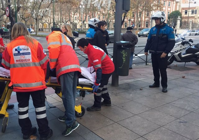 Los servicios de emergencia atienden al varón atropellado