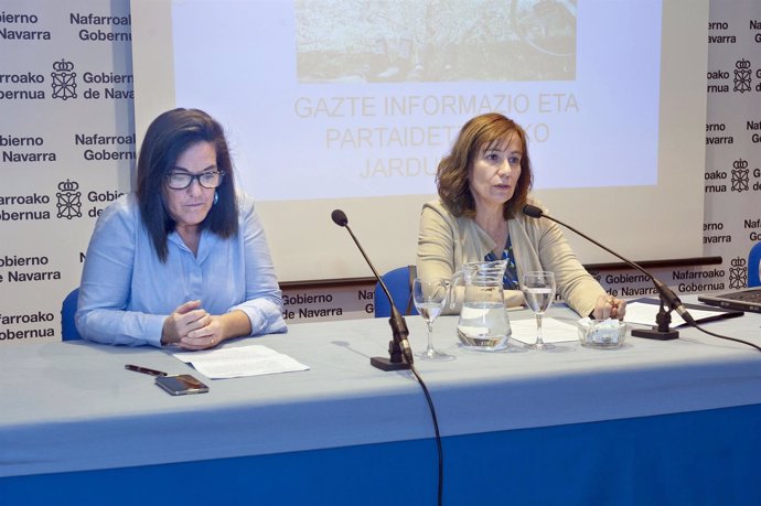 La consejera Ana Herrera, junto a la subdirectora de Juventud, Adela González