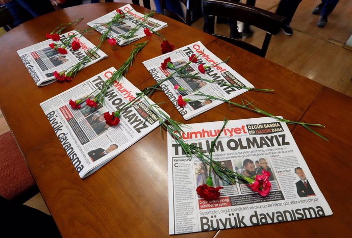 Varios ejemplares del periódico opositor y secular Cumhuriyet. 