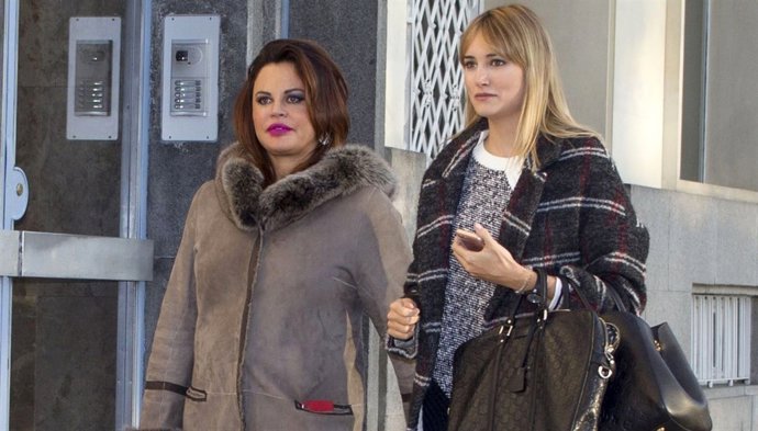 TERESA BUEYES Y ALBA CARRILLO