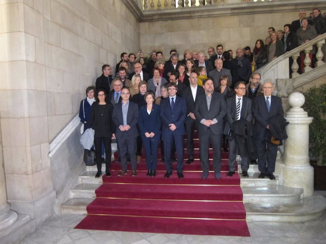 Concentración de electos y alcaldes en el Parlament en apoyo a Carme Forcadell