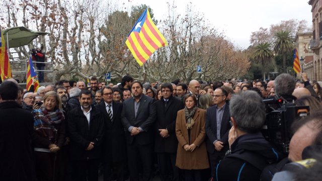 Cientos de cargos electos se concentran en el Parlament en apoyo a C.Forcadell