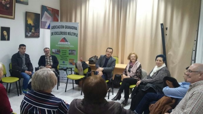 El delegado de Salud, Higinio Almagro, en una de las reuniones con pacientes