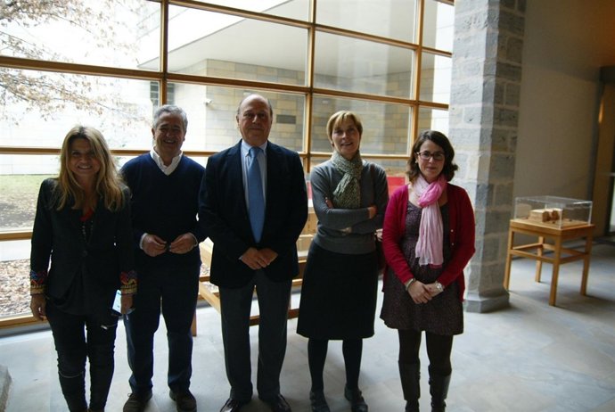 Francisco Nogales junto a profesionales del CHN