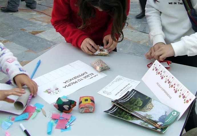 Niños participando en una de las actividades