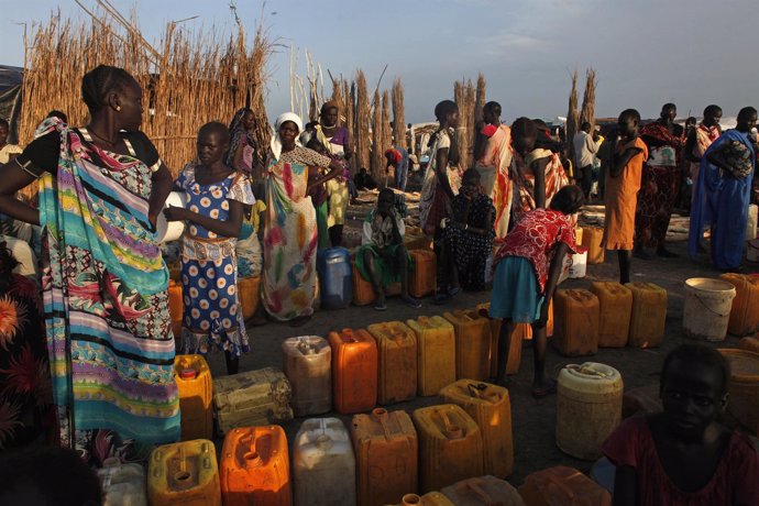 Varias mujeres esperan para obtener agua potable en Bentiu, Sudán del Sur. 