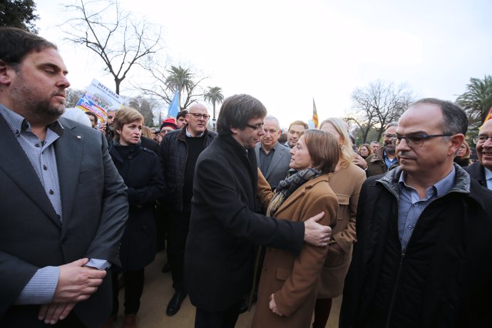El presidente Carles Puigdemont con la presidenta del Parlament Carme Forcadell