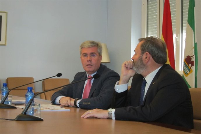 Fernández de Moya, junto al subdelegado en Jaén, Juan Lillo, en rueda de prensa.