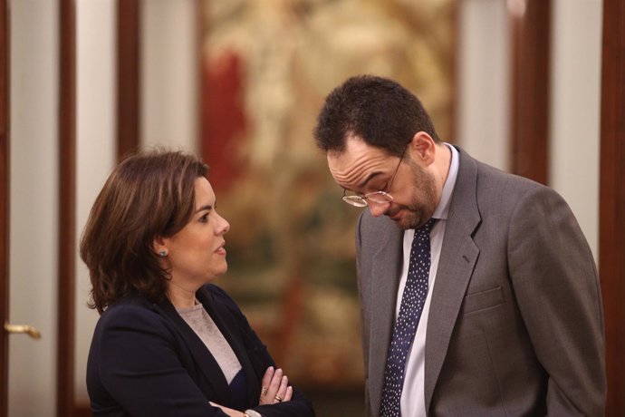 Soraya Sáenz de Santamaría y Antonio Hernando hablando en el Congreso