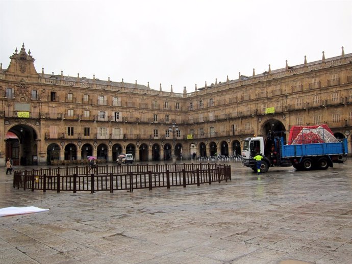 Instalación de la Gran Bola en la plaza Mayor de Salamanca