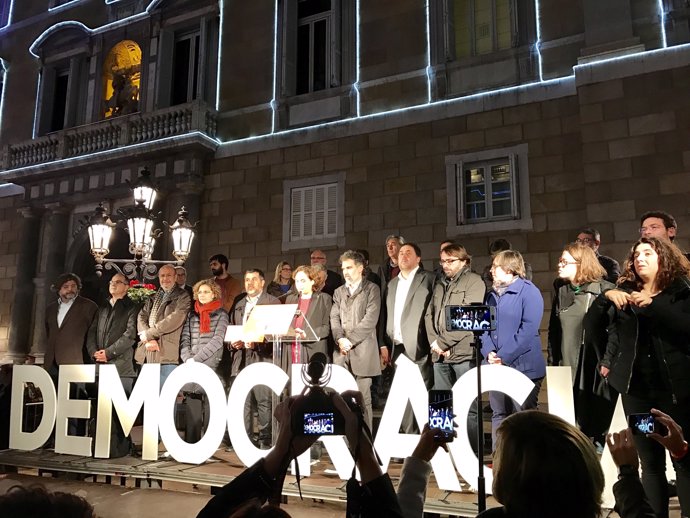 Ada Colau, Oriol Junqueras y otros políticos en el acto de apoyo a Forcadell