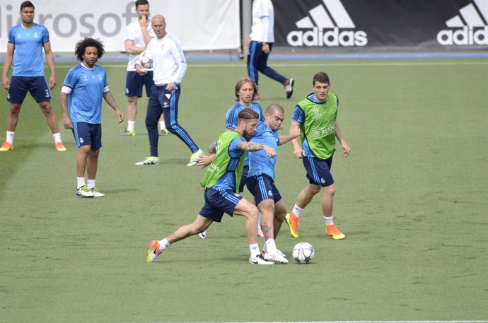 Pepe y Sergio Ramos disputando un balón en un entrenamiento