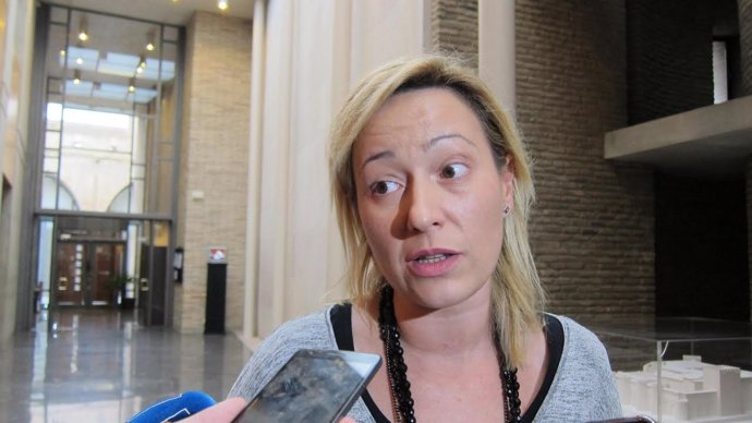 La consejera de Economía, Marta Gastón, atiende a los medios de comunicación.