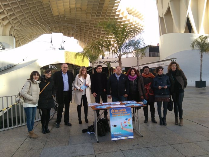 Mesa informativa en Sevilla sobre discriminación