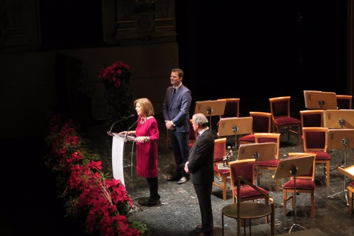 Presidenta de Integra recogiendo el premio