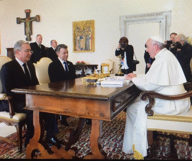 El Papa con Uribe y Santos