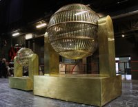 Los bombos que repartirán la suerte del Sorteo de la Lotería de Navidad ya están en el Teatro Real
