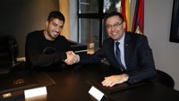 Luis Suárez firma su nuevo contrato con el FC Barcelona hasta 2021