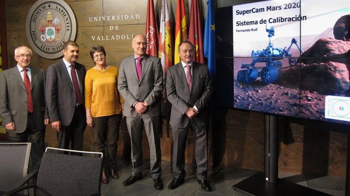 El profesor Fernando Rull (izda) junto a representantes de las 4 universidades